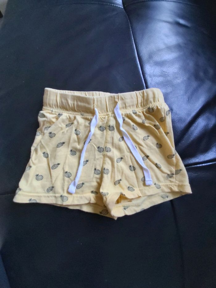 Short fille 18 mois en très bon état (78)