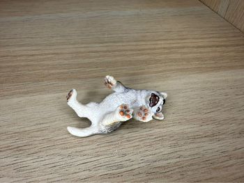 Chiot husky jouant schleich