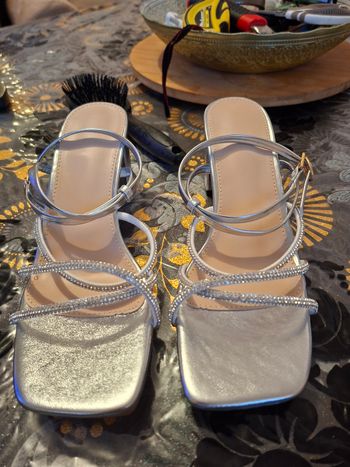 Chaussure femme grise neuf taille 38 tallon 7 cm prix 8 euro