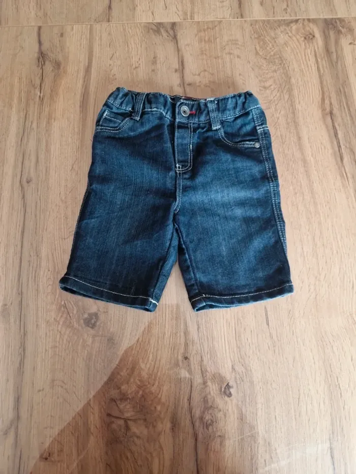 Lot - 2 pantalons + 2 bermudas + 1 tee shirt - 18 mois - photo numéro 5