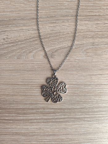 Collier trèfle à quatre feuilles