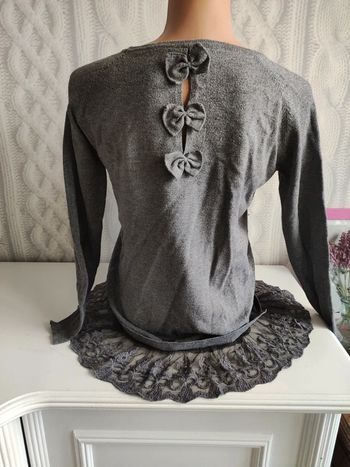 Pull gris dentelles
