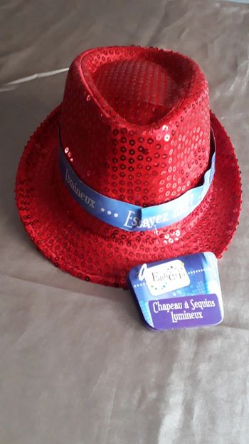 Chapeau rouge à sequins - Lumineux