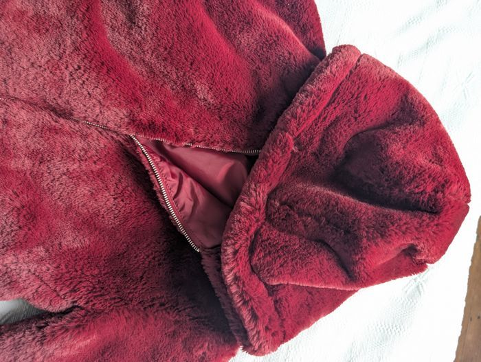 Blouson capuche imitation fourrure rouge Kiabi forme un peu bomber - photo numéro 6