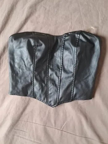 Haut court simili cuir noir