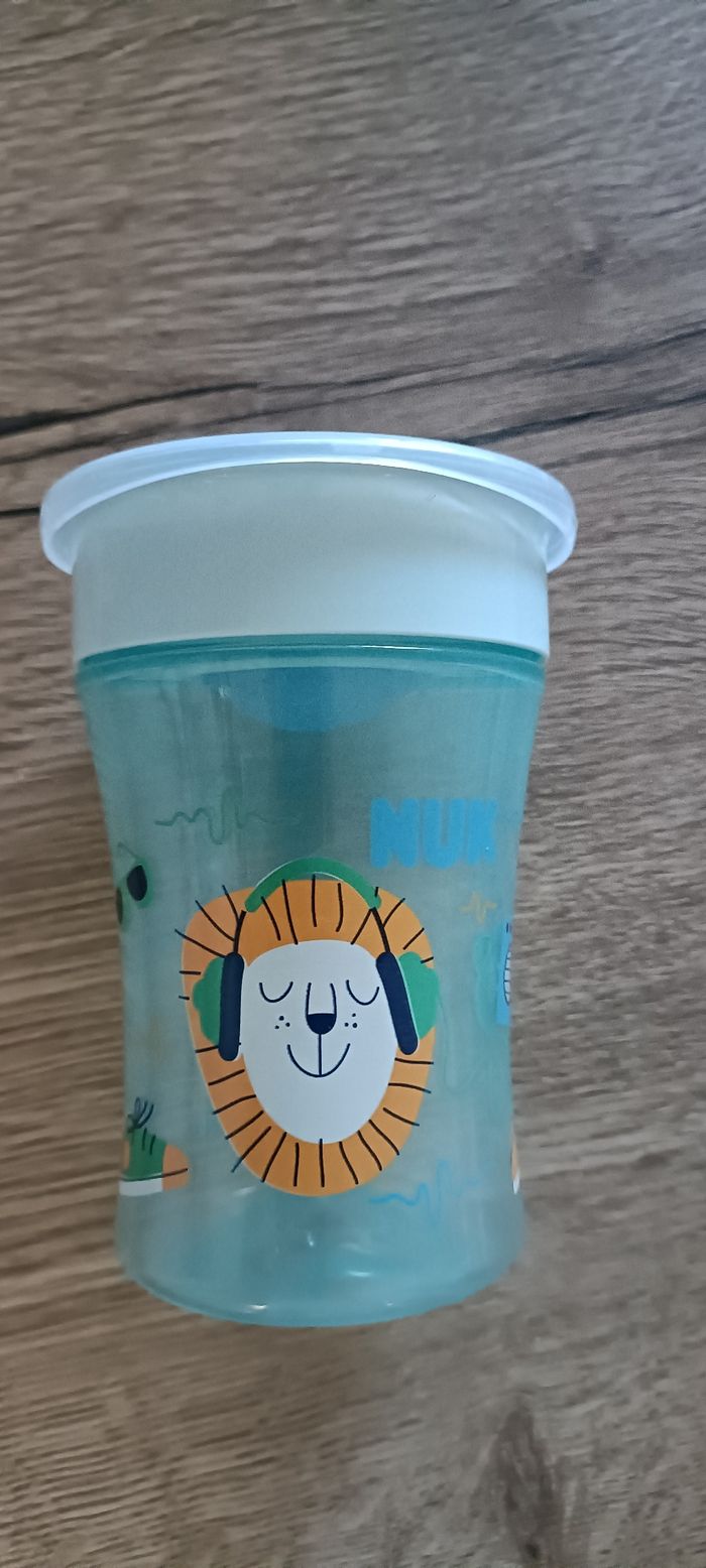 Nuk magic cup (tasse à couvercle)