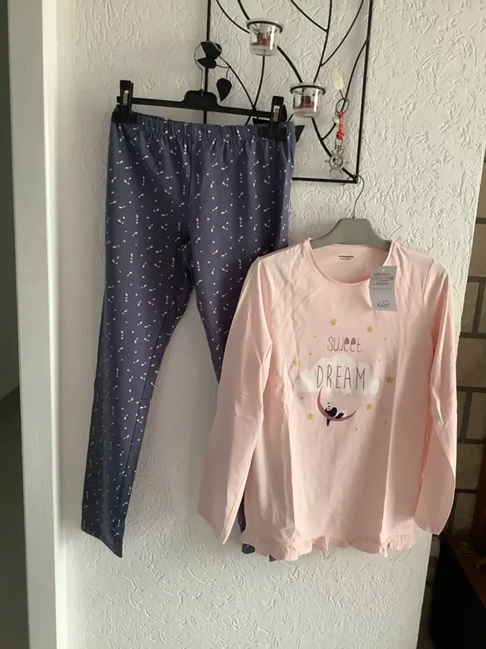 Lots 2 pyjamas  1 chemise de nuit avec étiquettes