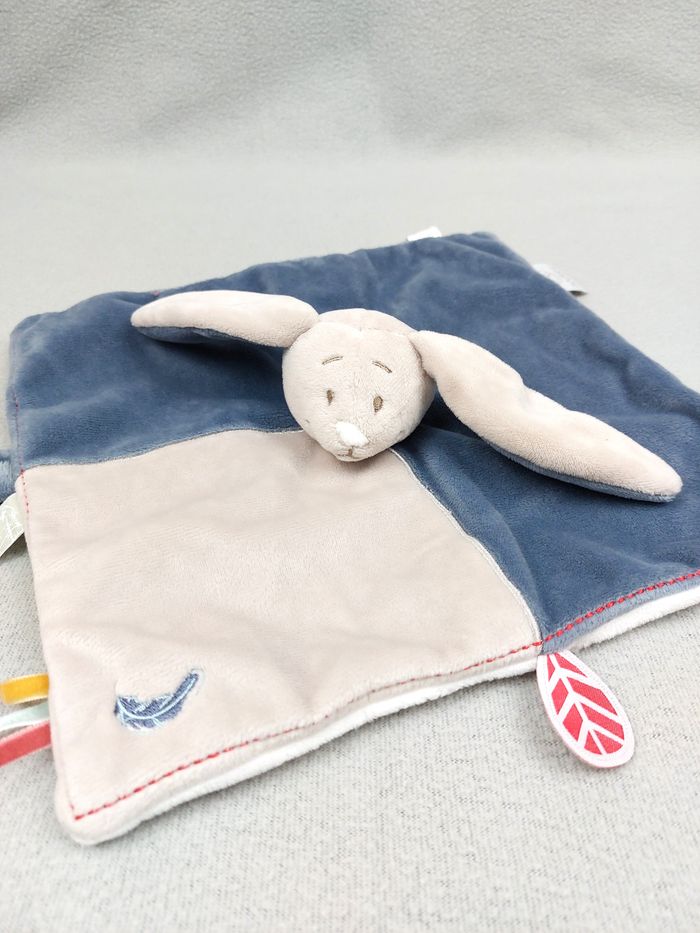 Doudou plat lapin bleu beige NOUKIE'S Bao et Wapi attache tétine plumes NOUKIES - photo numéro 2