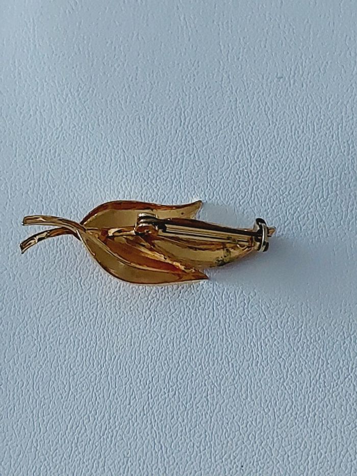 Broche dorée fantaisie feuille - photo numéro 2