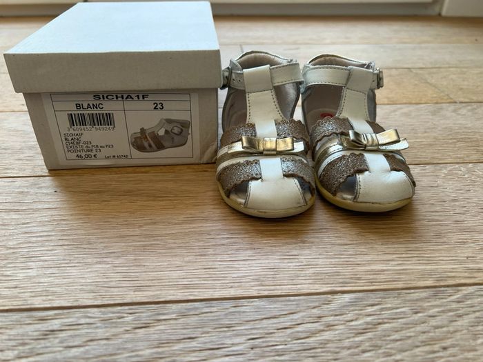 Sandales blanche et doré taille 23 dpam cuir bon état