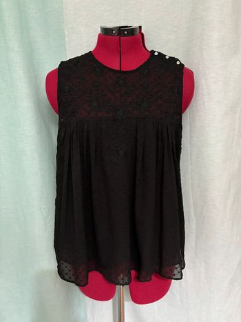Blouse noire sans manches brodée zara