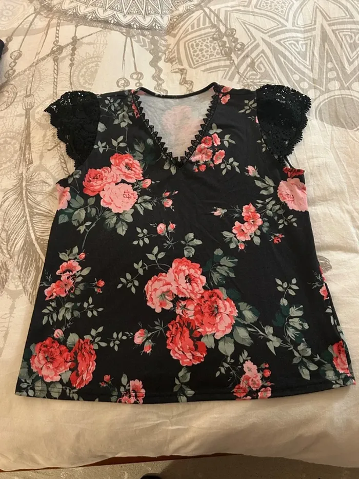 T-shirt fleuri et dentelle
