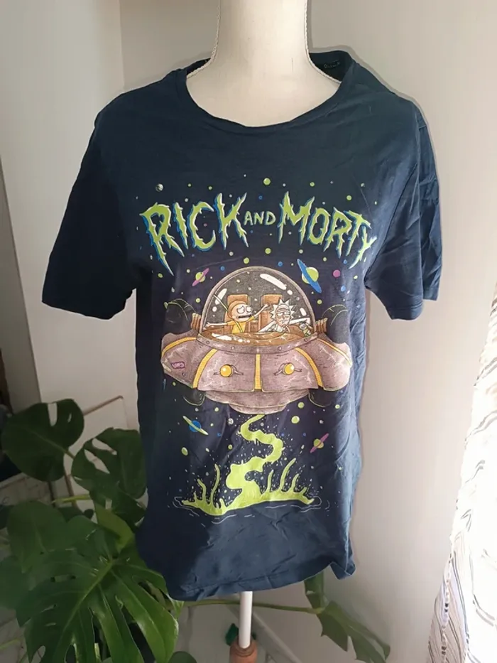 🎀 jolie t-shirt bleu marine Rick and morty taille L 🎀