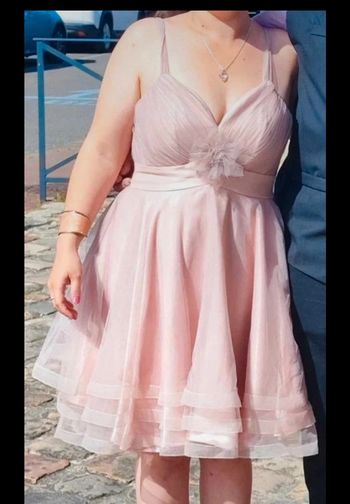 Superbe robe rose claire poudré avec écharpe tule