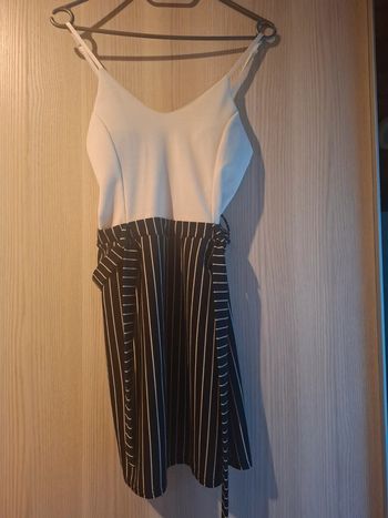 Robe collante lignée noir et blanche assez courte