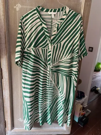 Robe beige et verte H&M