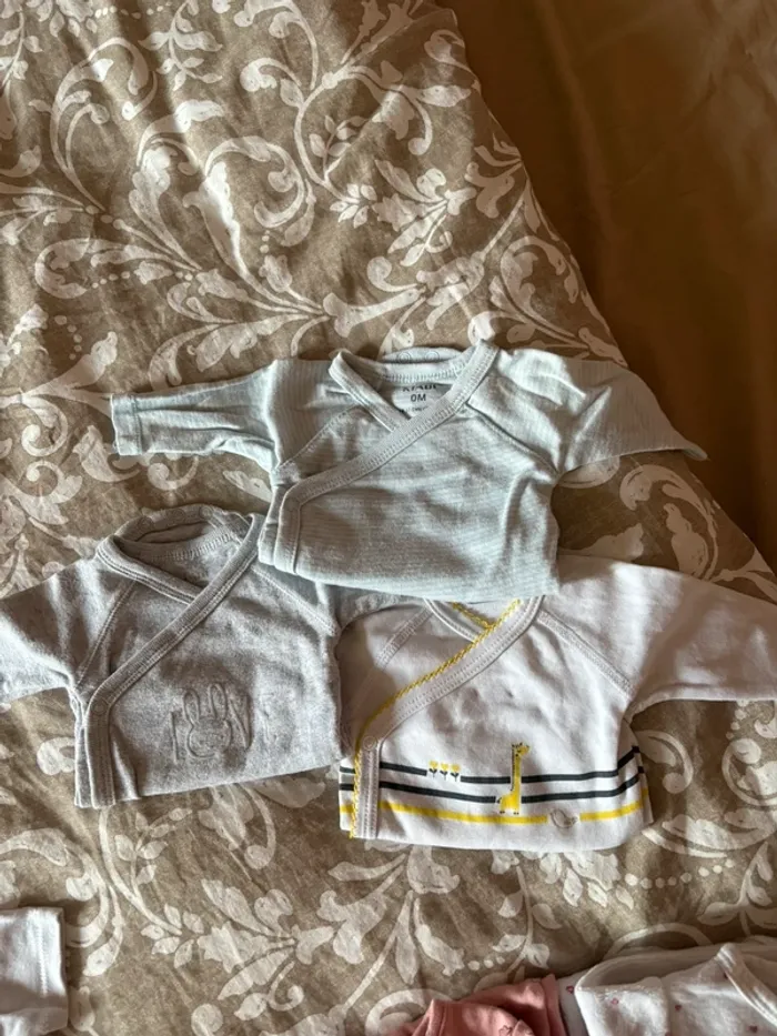 Lot vêtements bébé taille 0 mois - photo numéro 3
