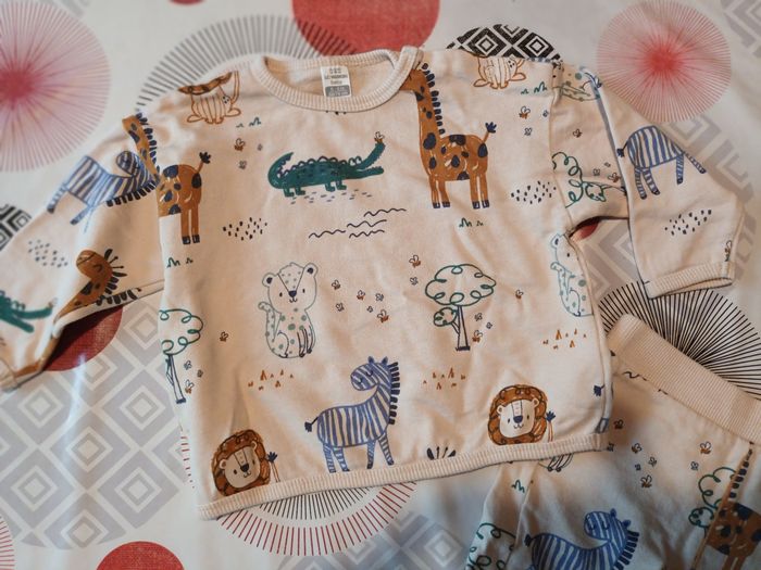 Tenue ensemble jogging 🦒 taille 9 mois comme neuf - photo numéro 2