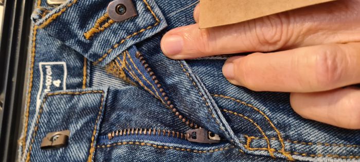 Jean's charpentier neuf - 4 ans - In Extenso - photo numéro 3