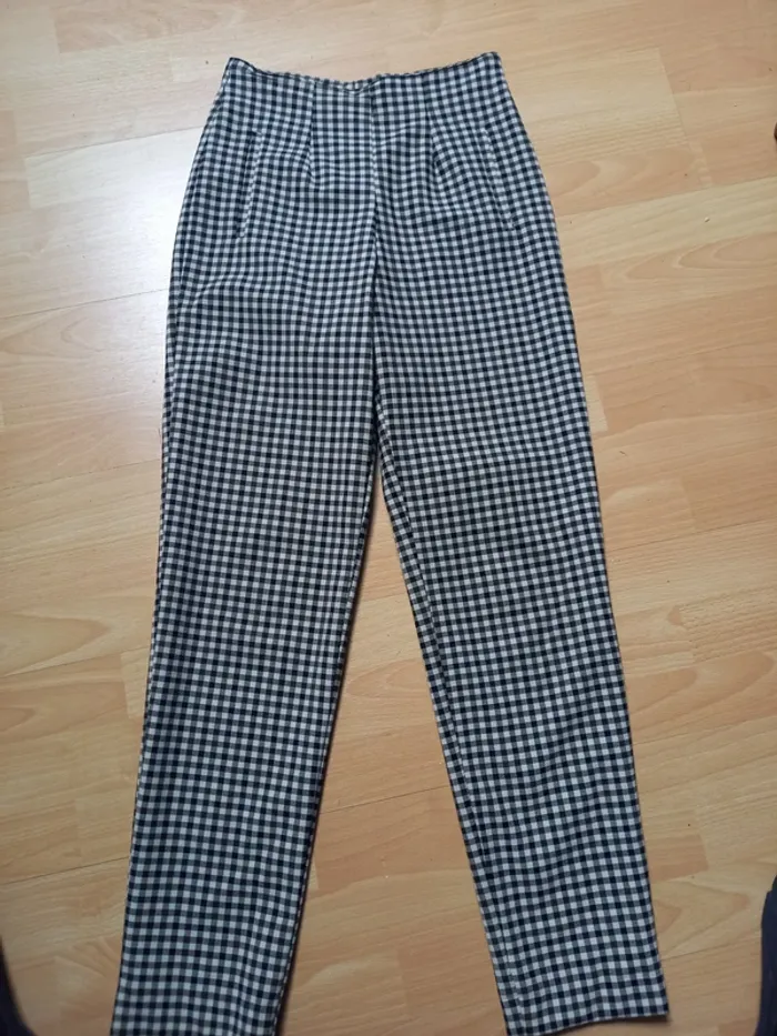 Pantalon noir et blanc cassé
