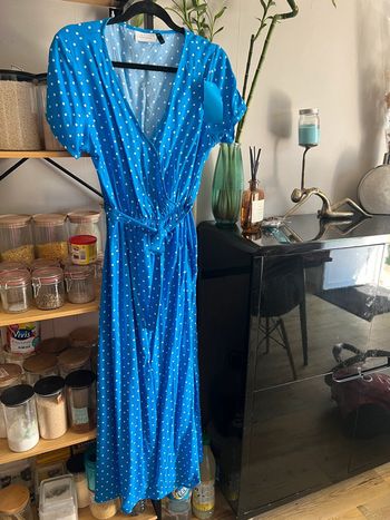 Robe à pois bleu et blanche