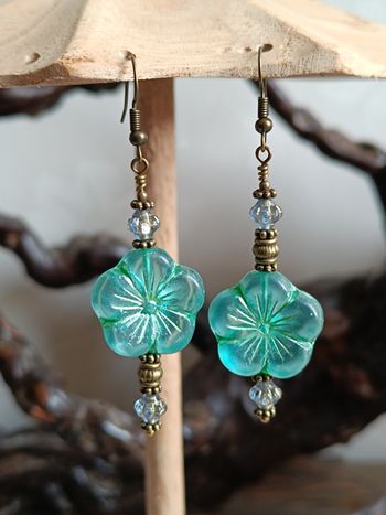 Boucles d’oreilles bronze antique, verre tchèque hibiscus Asymétriques  bohème