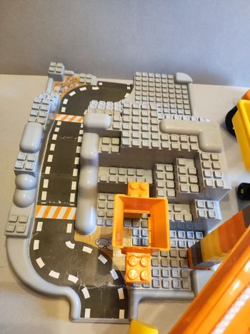 Chantier avec grue, camion et briques