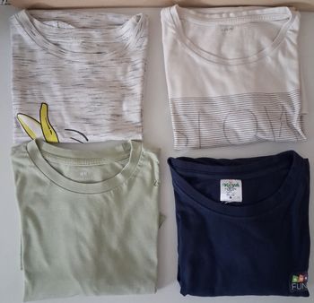 Lot de quatre tee-shirts différents