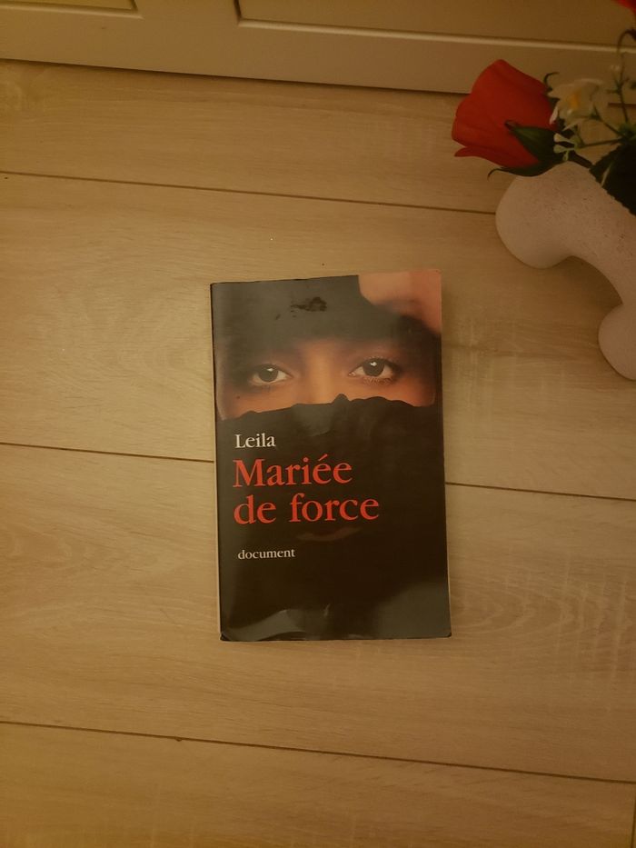Livre 🎀 Mariée de force Leila 3€ - photo numéro 2