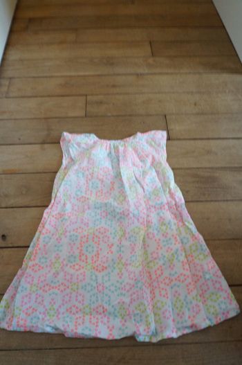 23 MOIS robe colorée comme neuve 3€