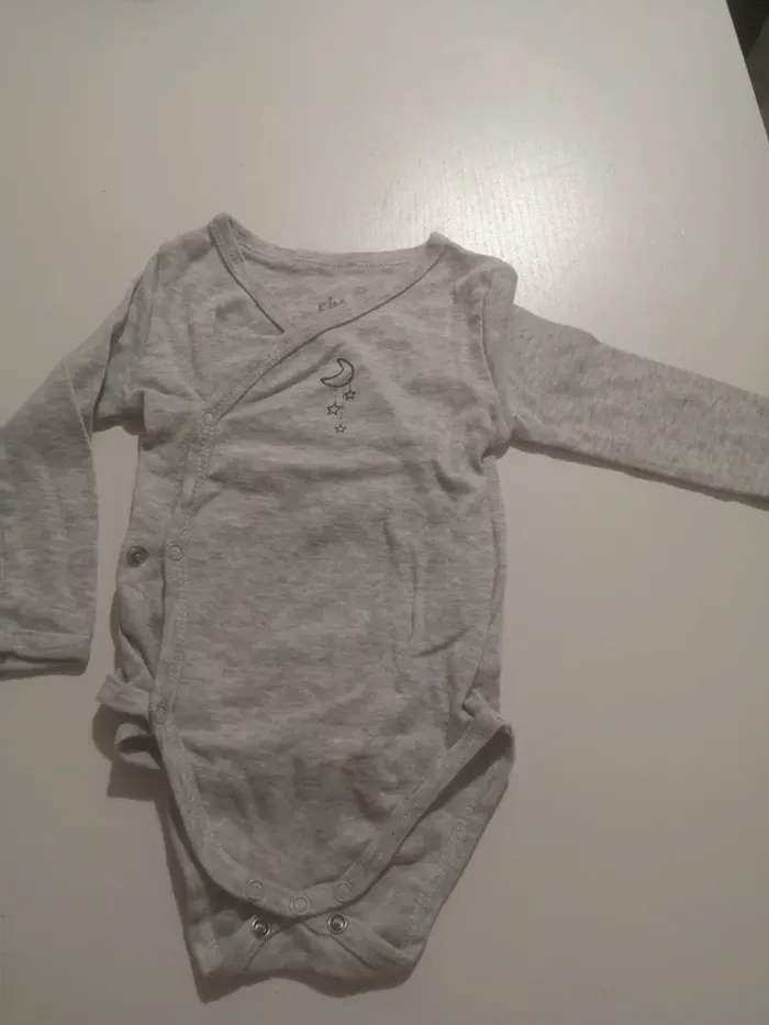 Lot de 3 bodies 6-9mois - photo numéro 2