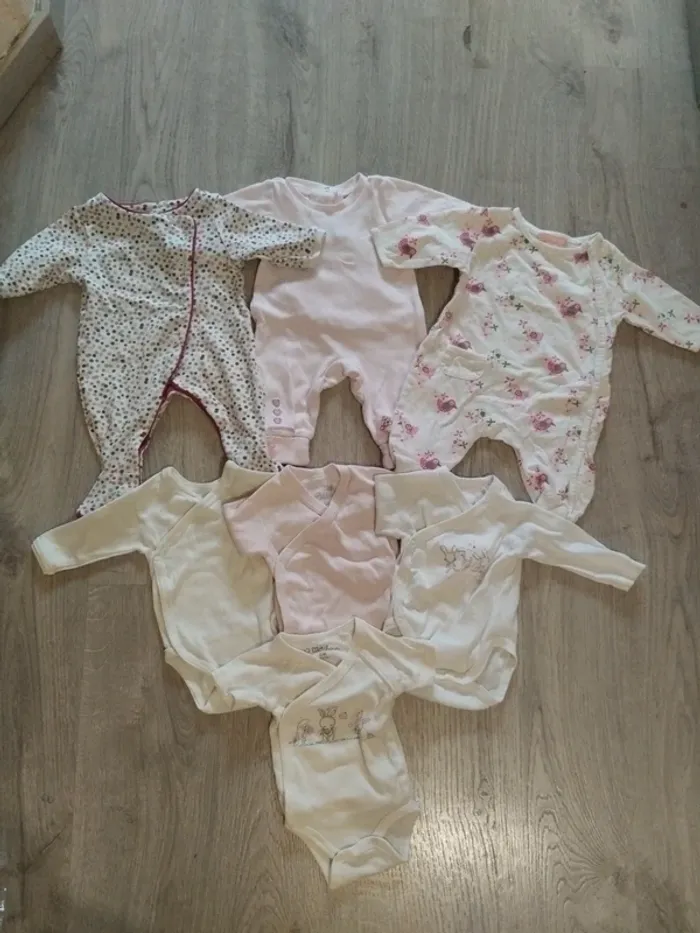 Lot de bodies et pyjamas naissance
