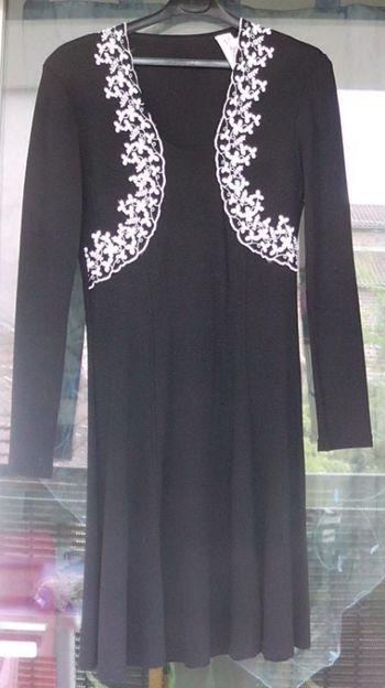 ROBE noire, avec dentelle blanche