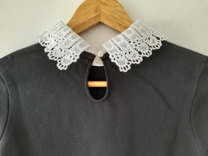 Sweat-shirt noir et col blanc en dentelle - photo numéro 5