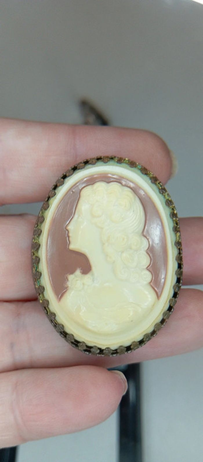 Broche Francaise ancienne celluloïd - photo numéro 2