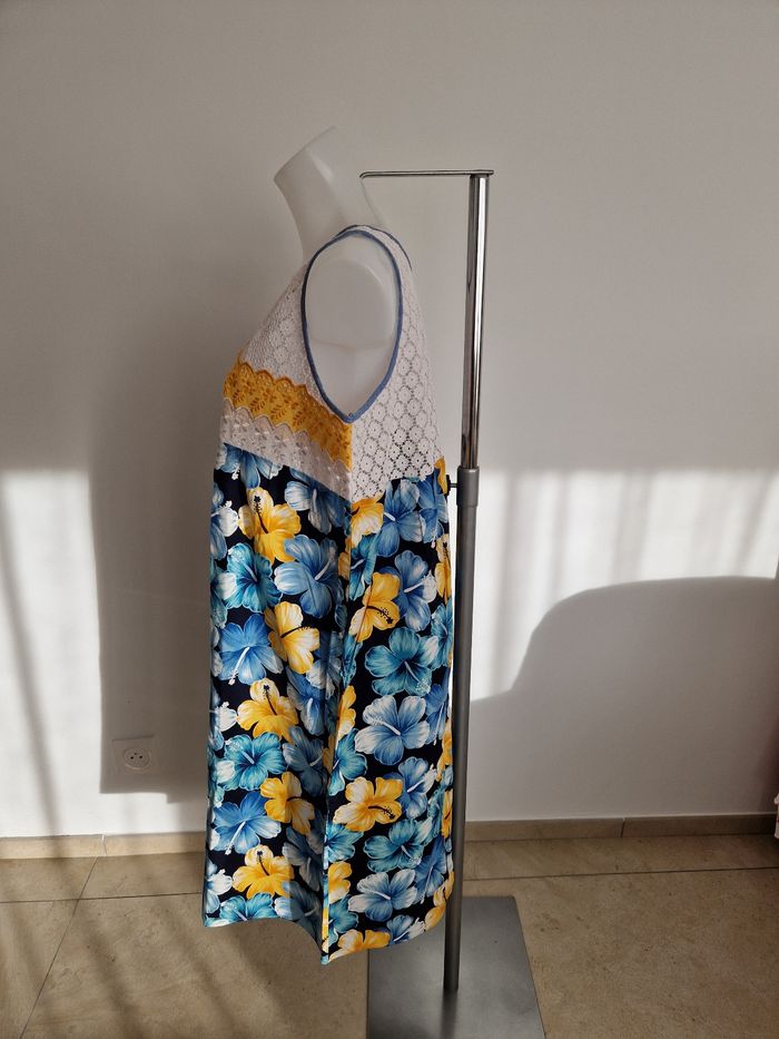 Robe polynésienne bleu marine à motif hibiscus avec détail dentelle - photo numéro 3