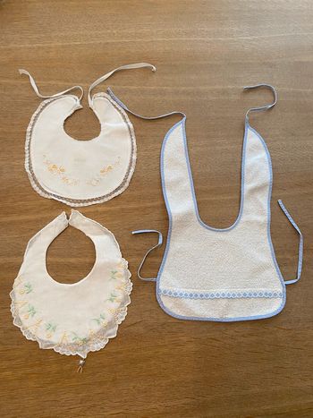 Lot de trois bavoirs anciens brodés