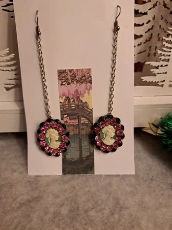 Boucles d'oreilles pendante camé strass vert et rose