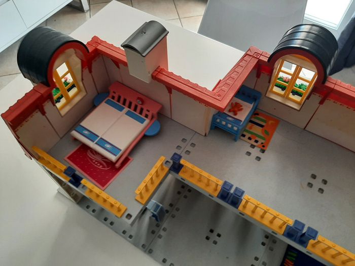 Playmobil très grande (et belle) maison fleurie à étage avec personnages et mobilier, décorations - photo numéro 7