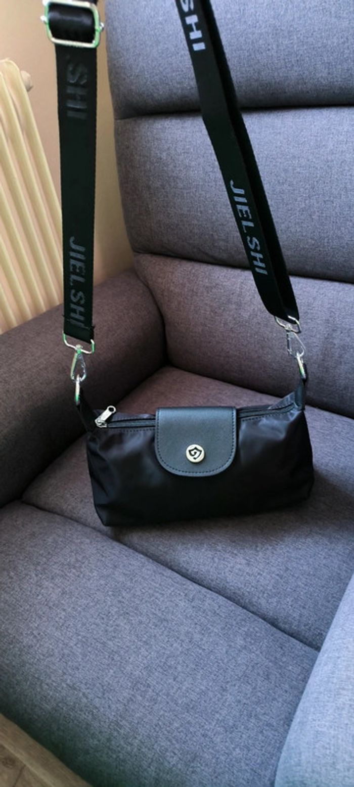 Sac à bandoulière très tendance de très bonne qualité avec compartiment