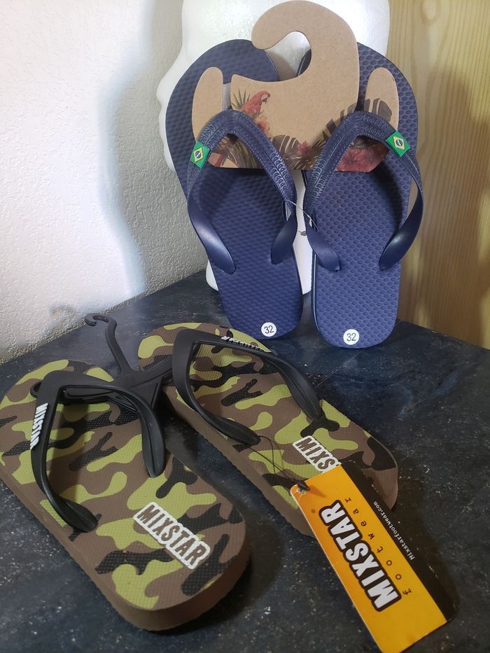 Deux paires de tongs garçons