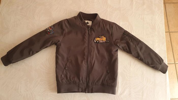 Veste / blouson gris avec écussons de véhicules taille 6-7 ans - photo numéro 11