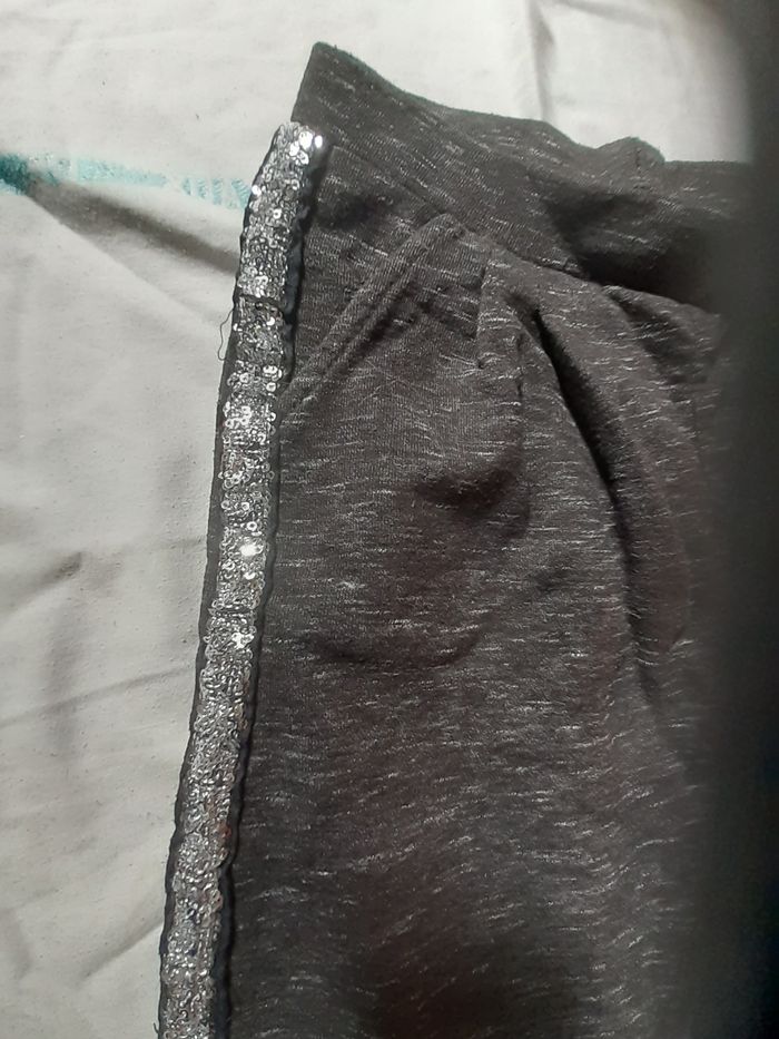 Pantalon noir chiné avec bandes de strass argentés et ourlets retournés - photo numéro 2