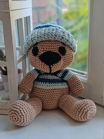 Peluche ourson avec bonnet et pull bleu en crochet