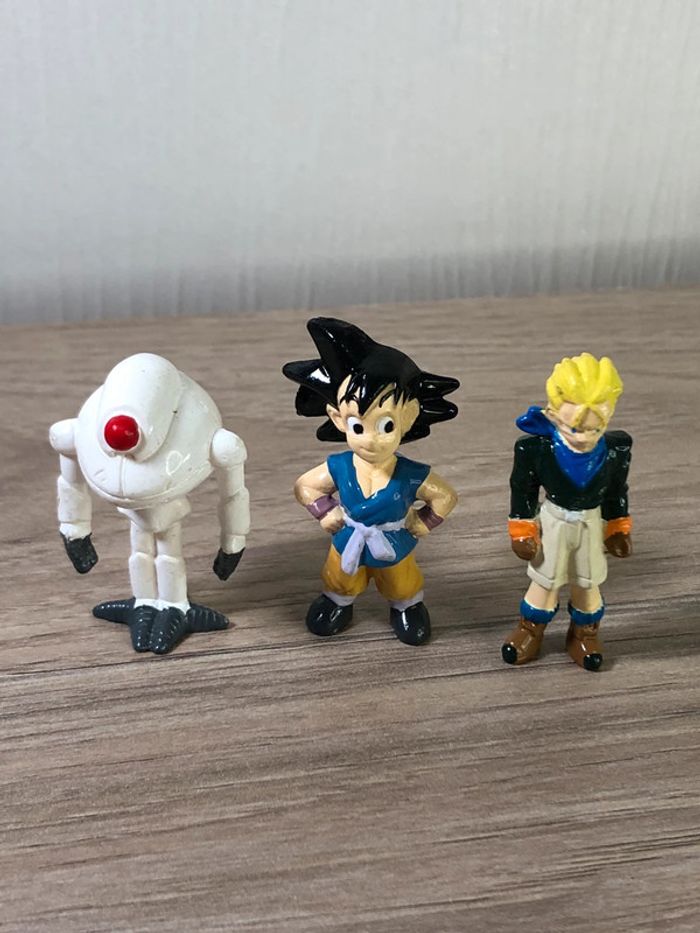 Lot de trois figurines dragon ball z bandai DBZ