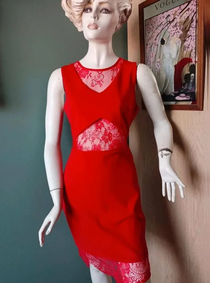 Robe rouge dentelle taille S