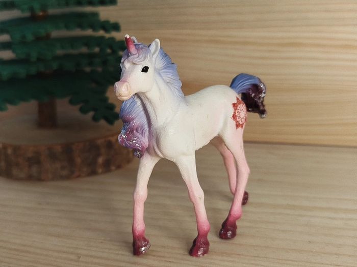 Schleich jeune licorne parme et rose Figurine animal imaginaire