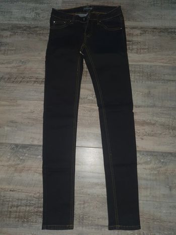 Jeans tres foncé taille 34