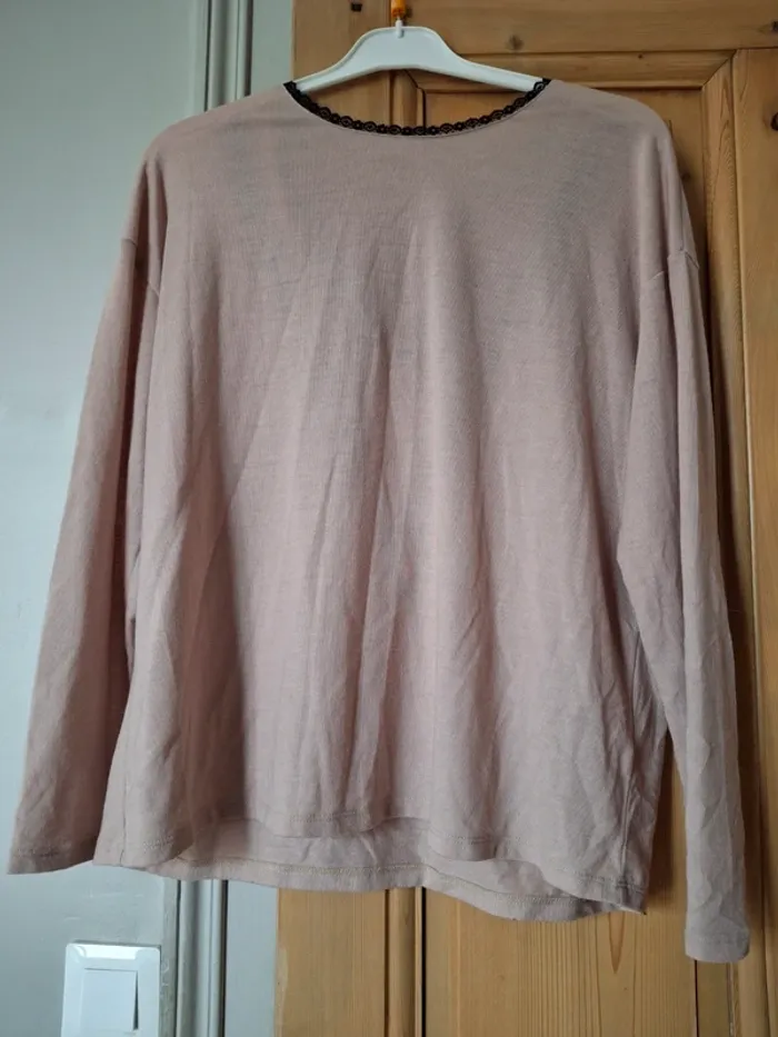 Pull beige avec dentelle et nœud dans le dos