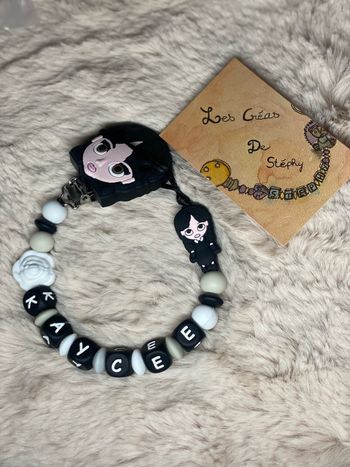 Attache tétine mercredi adams